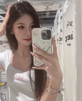 前凸后翘的风骚小姐姐