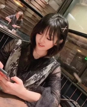 长腿甜妹可人，有制服诱惑调情