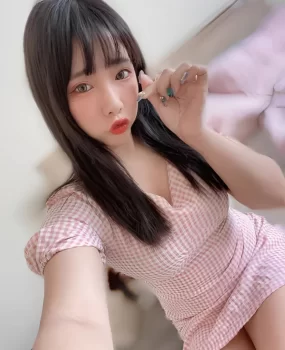 24岁肤白挺拔的彤彤