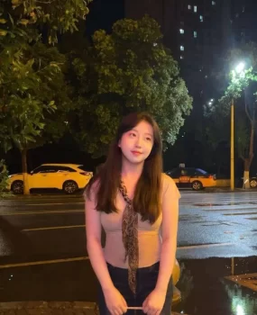 领居家白皙小姐姐