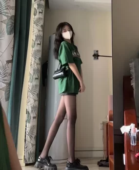 身材匀称大二黑丝女学生水嫩叫声嗲