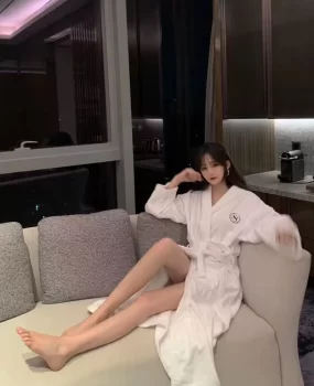 大奶婷婷自带公寓房间