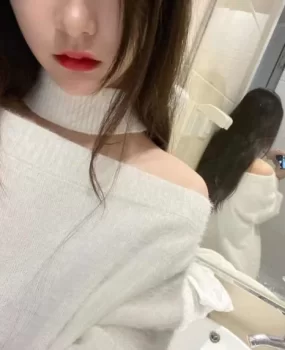 极品兼职小骚女，身材爆灯屁股很翘